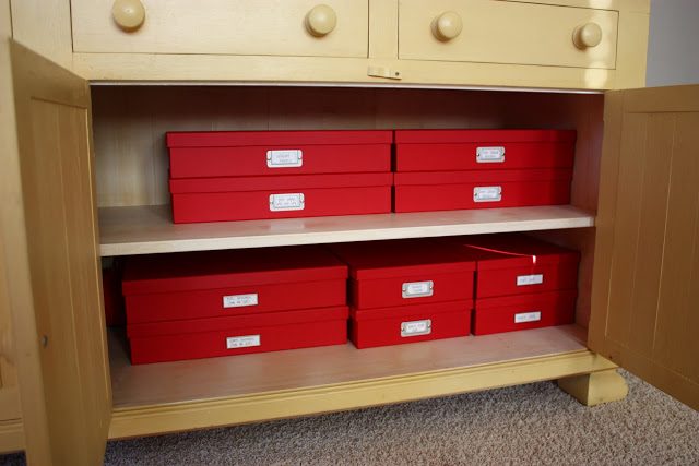 Do you love your kids' art creations, but hate paper clutter? Here are 10 options for what to do with your kids’ art and schoolwork! 10 Creative Ways to Organize Kids' Art and Scho