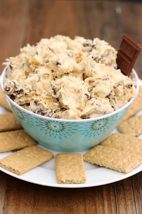 You don't have to go camping to enjoy the delicious flavor of s'mores. Get cooking with these 10 delicious s'mores inspired desserts! 10 Delicious S'mores Inspired Desserts via @ti