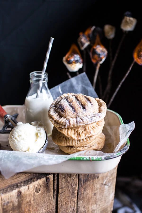 You don't have to go camping to enjoy the delicious flavor of s'mores. Get cooking with these 10 delicious s'mores inspired desserts! 10 Delicious S'mores Inspired Desserts via @ti