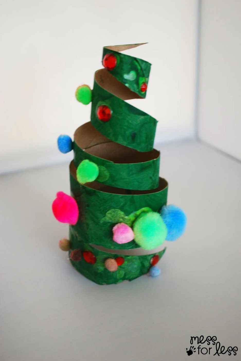 From elves and trees to snowmen, and more, these crafts and activities will give your kids a chance to express their creative energy and feel the Christmas spirit. 10 Handmade Chri