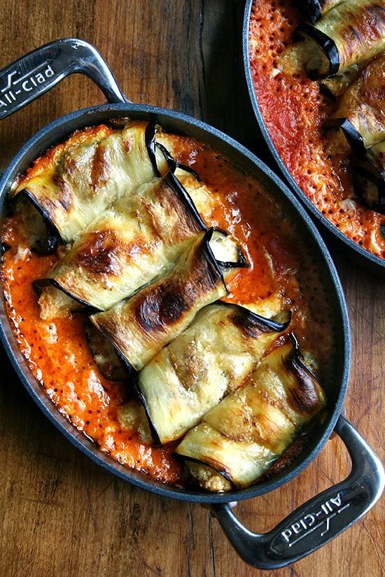 Looking for new ways to cook eggplant that will please everyone at your dinner table? Here are 10 yummy eggplant recipes for you to try via @tipsaholic #eggplant #recipes #health #