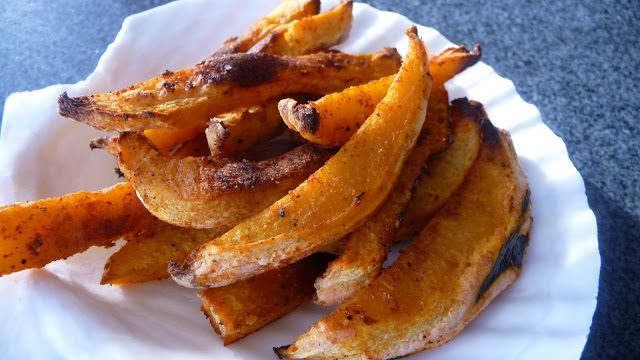 Have you tried the very versatile and healthy acorn squash yet? Try these 10 delicious acorn squash recipes for your next dinner... or breakfast or lunch via @tipsaholic #squash #v