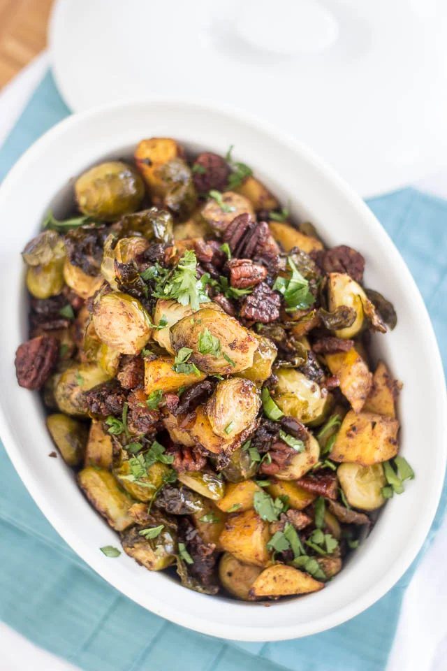 Have you tried the very versatile and healthy acorn squash yet? Try these 10 delicious acorn squash recipes for your next dinner... or breakfast or lunch via @tipsaholic #squash #v