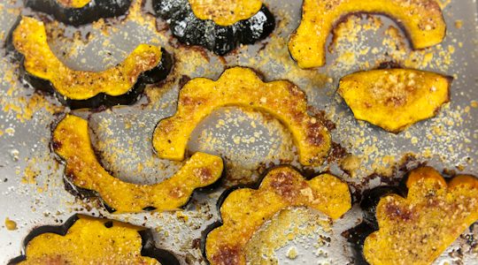 Have you tried the very versatile and healthy acorn squash yet? Try these 10 delicious acorn squash recipes for your next dinner... or breakfast or lunch via @tipsaholic #squash #v
