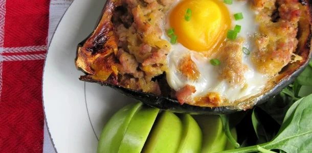 Have you tried the very versatile and healthy acorn squash yet? Try these 10 delicious acorn squash recipes for your next dinner... or breakfast or lunch via @tipsaholic #squash #v