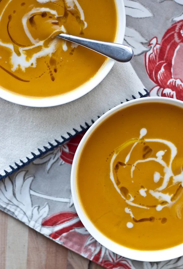 Have you tried the very versatile and healthy acorn squash yet? Try these 10 delicious acorn squash recipes for your next dinner... or breakfast or lunch via @tipsaholic #squash #v