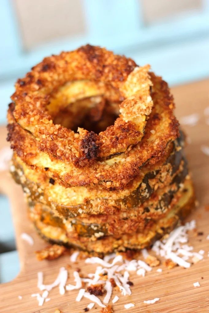 Have you tried the very versatile and healthy acorn squash yet? Try these 10 delicious acorn squash recipes for your next dinner... or breakfast or lunch via @tipsaholic #squash #v