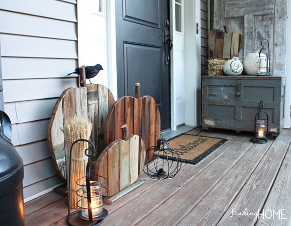 Get creative with your porch for fall. I can't wait to try some of these solid and straightforward options. 10 Front Porch Decor options for Fall via tipsaholic.com