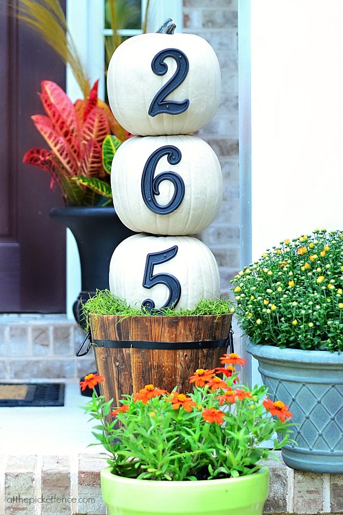 Get creative with your porch for fall. I can't wait to try some of these solid and straightforward options. 10 Front Porch Decor options for Fall via tipsaholic.com