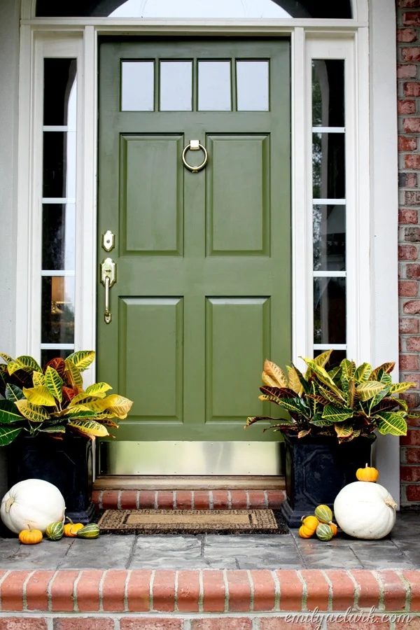 Get creative with your porch for fall. I can't wait to try some of these solid and straightforward options. 10 Front Porch Decor options for Fall via tipsaholic.com