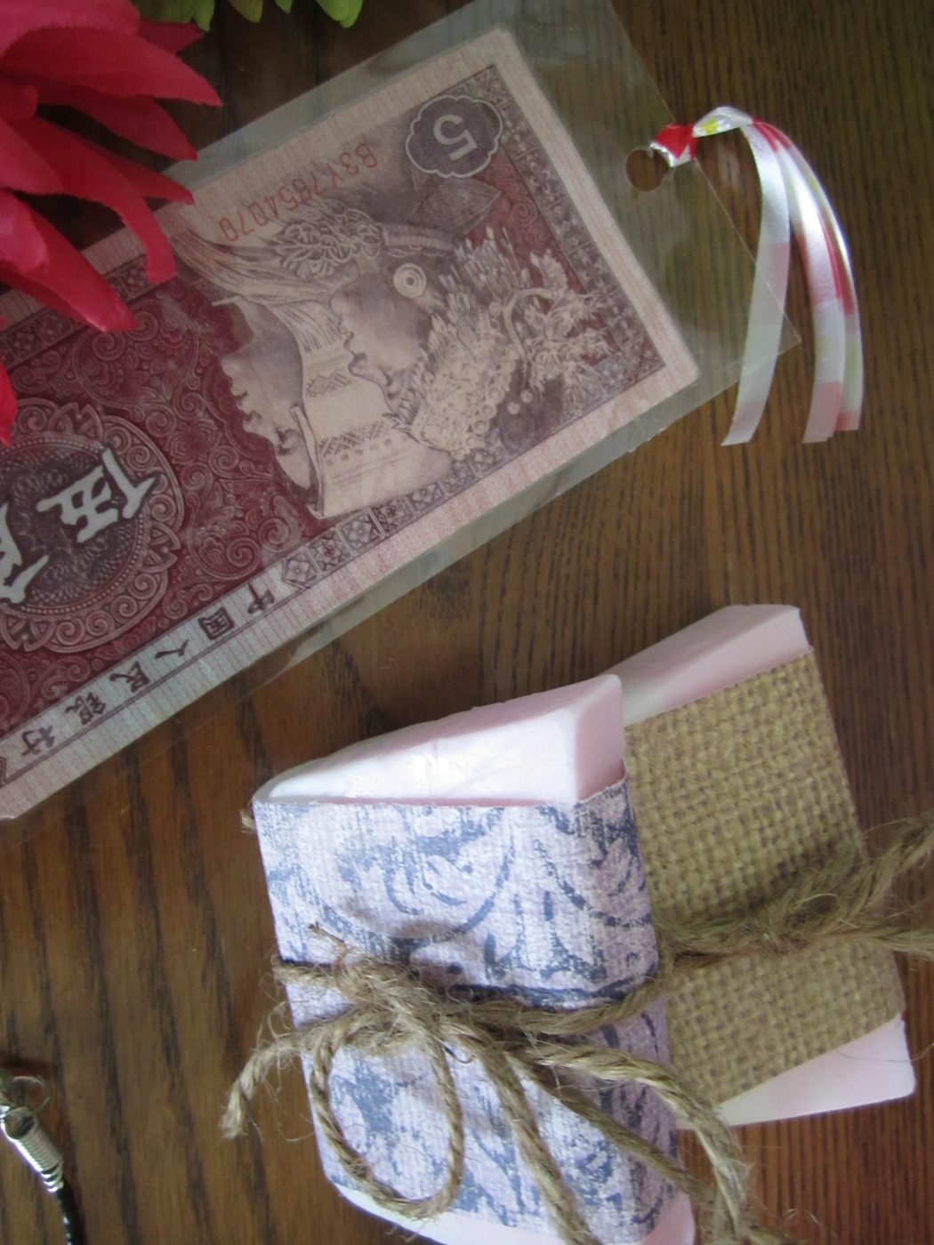 Do you have some foreign money saved from your travels in other countries? Here are 10 Handmade options for leftover foreign money, both coins and paper currency! 10 Fun Handmade o