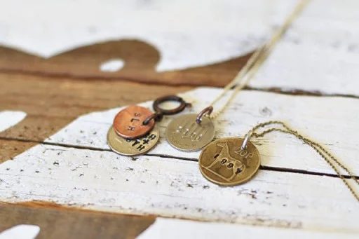Do you have some foreign money saved from your travels in other countries? Here are 10 Handmade options for leftover foreign money, both coins and paper currency! 10 Fun Handmade o