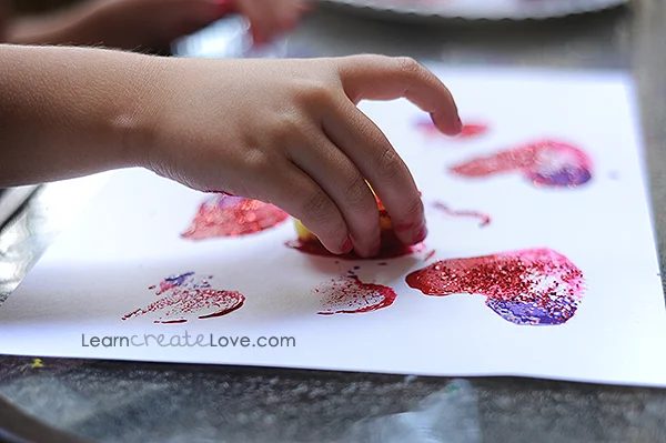 There are lots of great projects and crafts you can do with your kids around Valentine's Day. 10 Fun Valentine Activities for Kids - tipsaholic, #valentine, #valentine's #valentine