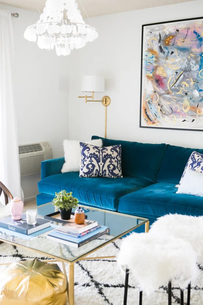 Looking for a new sofa for your home? Consider getting a colorful sofa! Here are 10 striking examples of how a sofa in a color can truly make a room. 10 vivid Living Rooms That Wil