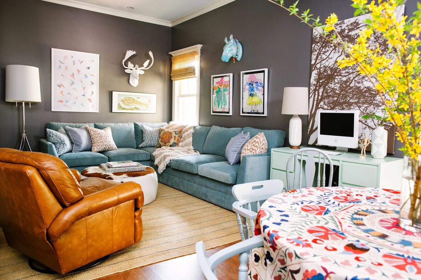 Looking for a new sofa for your home? Consider getting a colorful sofa! Here are 10 striking examples of how a sofa in a color can truly make a room. 10 vivid Living Rooms That Wil