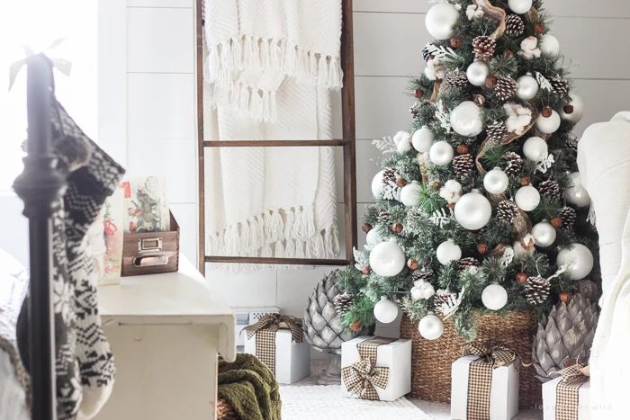 direct Farmhouse Christmas Bedroom 8