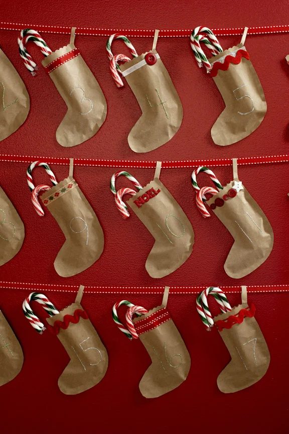 Find a fun way to countdown the days to Christmas and get a little crafty. Try one of these adorable 11 Handmade Christmas Advent Calendar Garlands ~ Tipsaholic.com #Christmas #cou