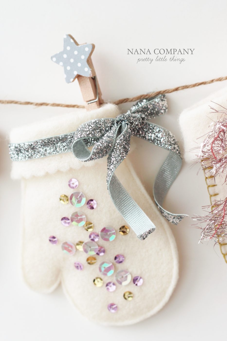 Find a fun way to countdown the days to Christmas and get a little crafty. Try one of these adorable 11 Handmade Christmas Advent Calendar Garlands ~ Tipsaholic.com #Christmas #cou