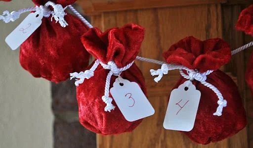 Find a fun way to countdown the days to Christmas and get a little crafty. Try one of these adorable 11 Handmade Christmas Advent Calendar Garlands ~ Tipsaholic.com #Christmas #cou