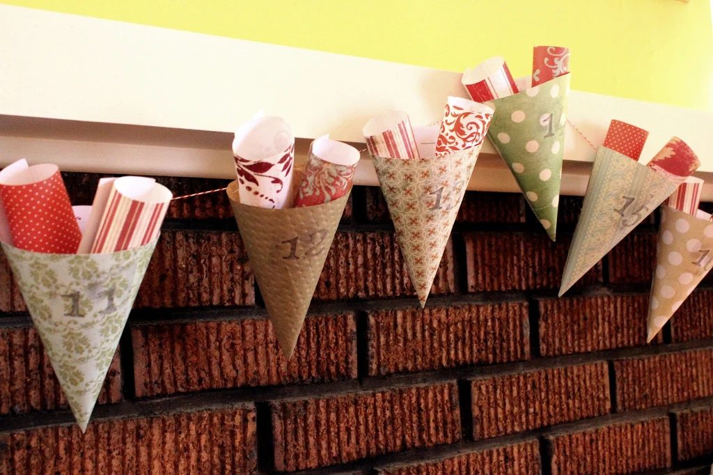 Find a fun way to countdown the days to Christmas and get a little crafty. Try one of these adorable 11 Handmade Christmas Advent Calendar Garlands ~ Tipsaholic.com #Christmas #cou