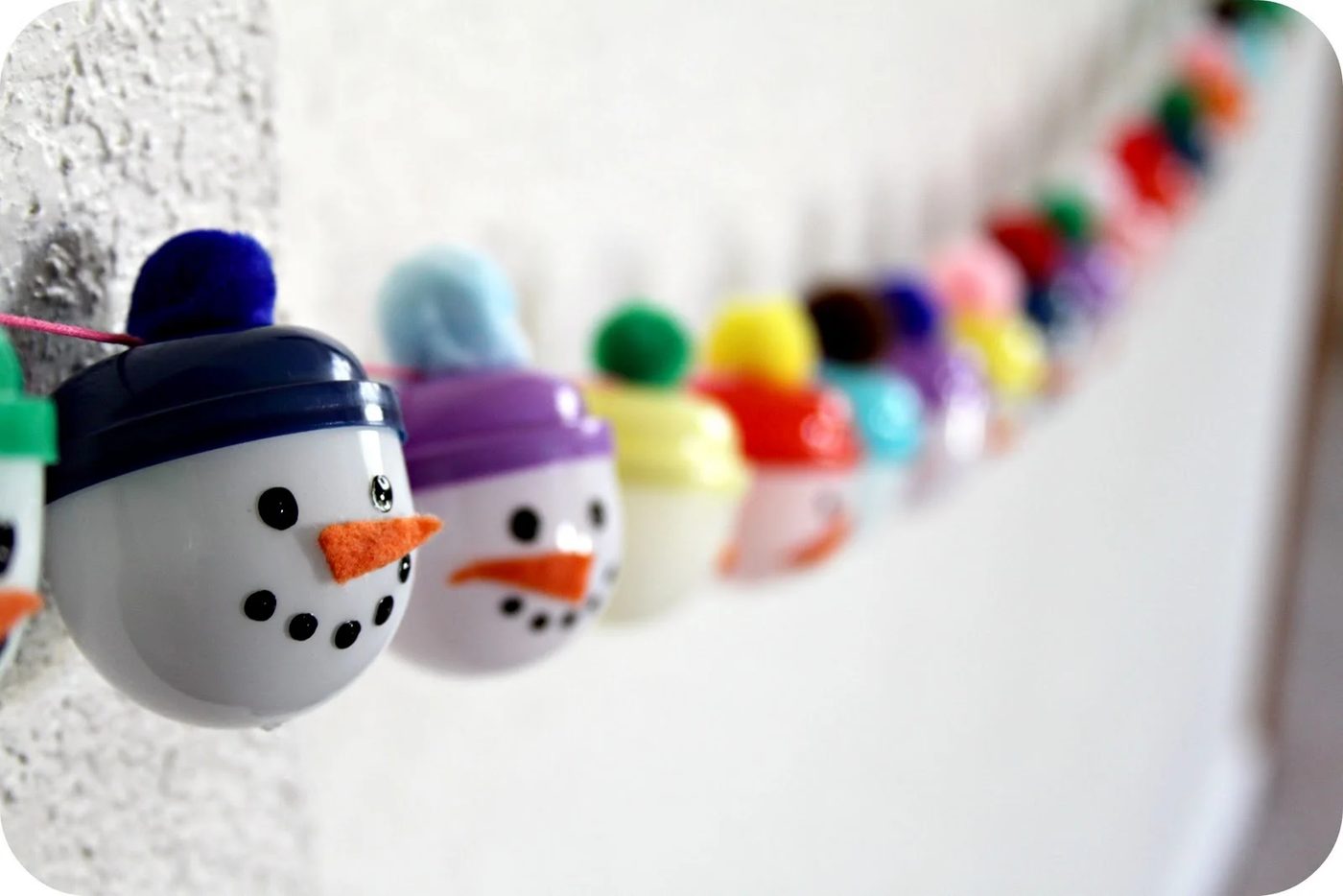 Find a fun way to countdown the days to Christmas and get a little crafty. Try one of these adorable 11 Handmade Christmas Advent Calendar Garlands ~ Tipsaholic.com #Christmas #cou