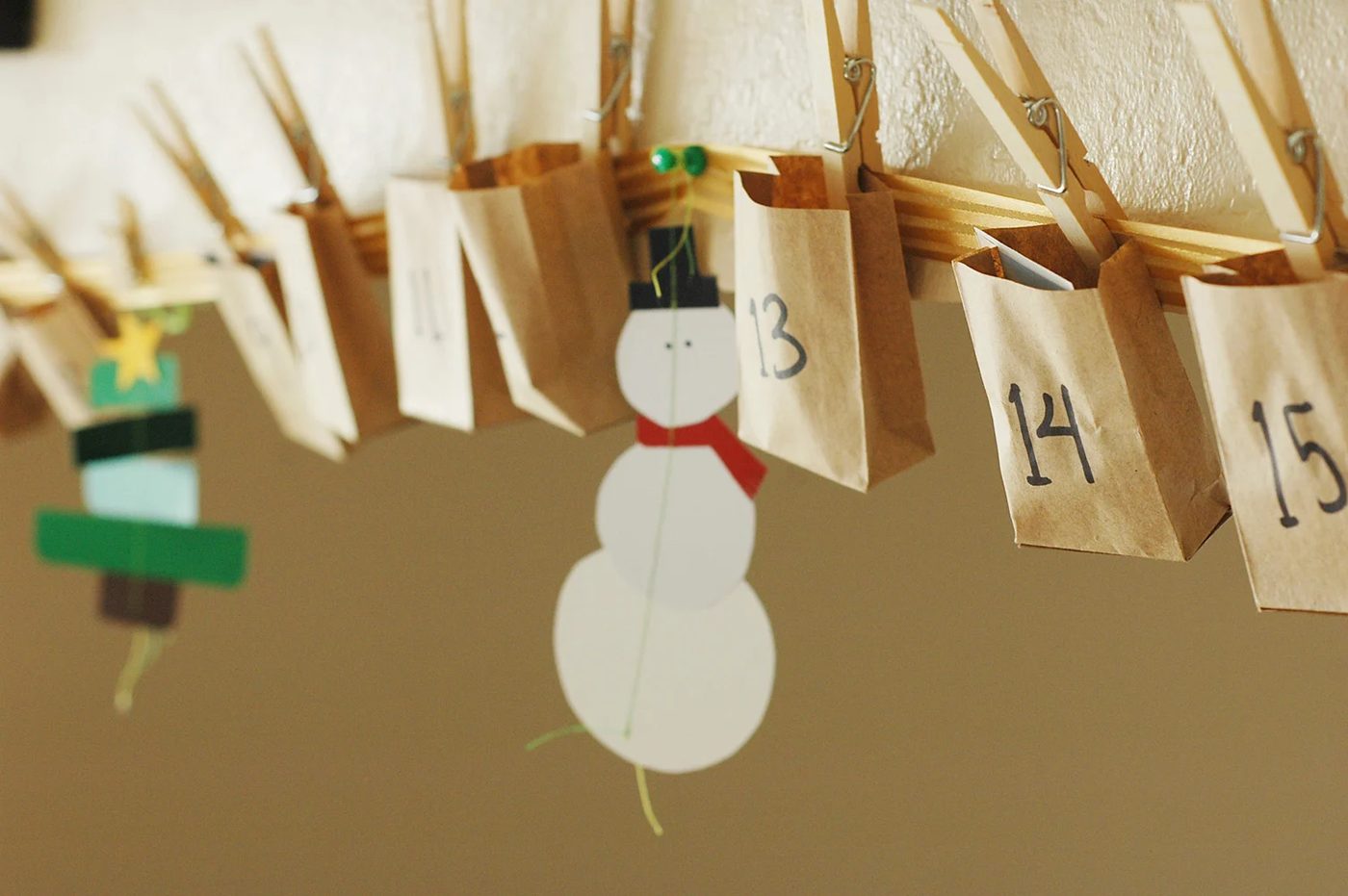 Find a fun way to countdown the days to Christmas and get a little crafty. Try one of these adorable 11 Handmade Christmas Advent Calendar Garlands ~ Tipsaholic.com #Christmas #cou