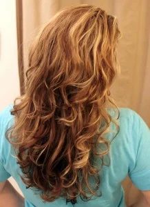 Try these methods to get the the well fitted waves and curls for quick and straightforward hairstyles that last! 11 Ways to Get Waves and Curls ~ Tipsaholic.com #waves #curls #hair