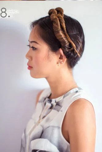 Try these methods to get the the well fitted waves and curls for quick and straightforward hairstyles that last! 11 Ways to Get Waves and Curls ~ Tipsaholic.com #waves #curls #hair