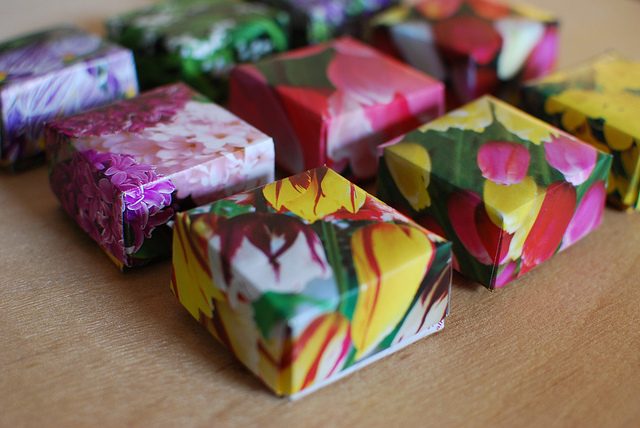 Make paper gift boxes using old calendars.
