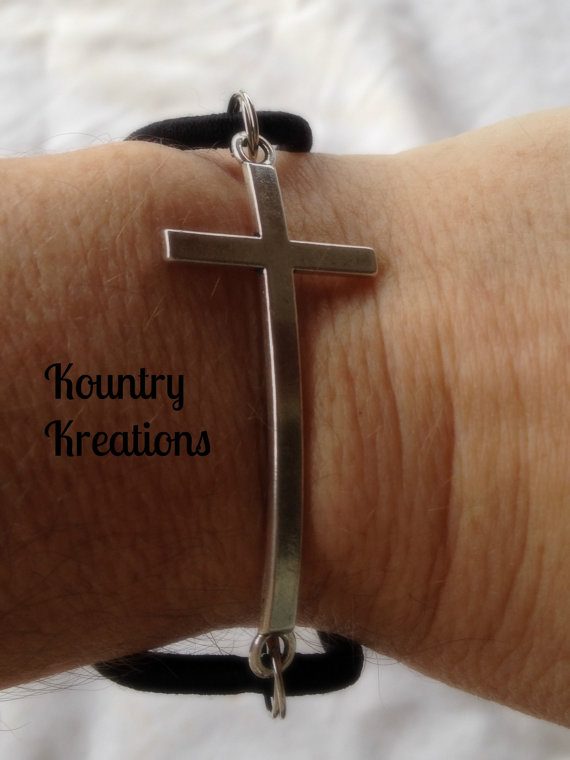 Do you always wear your hair ties around your wrist in case of a hair emergency? Try these 12 hair ties that double as bracelets for a more stylish look! 12 clearly-Cute Hair Ties 