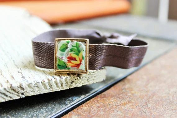 Do you always wear your hair ties around your wrist in case of a hair emergency? Try these 12 hair ties that double as bracelets for a more stylish look! 12 clearly-Cute Hair Ties 