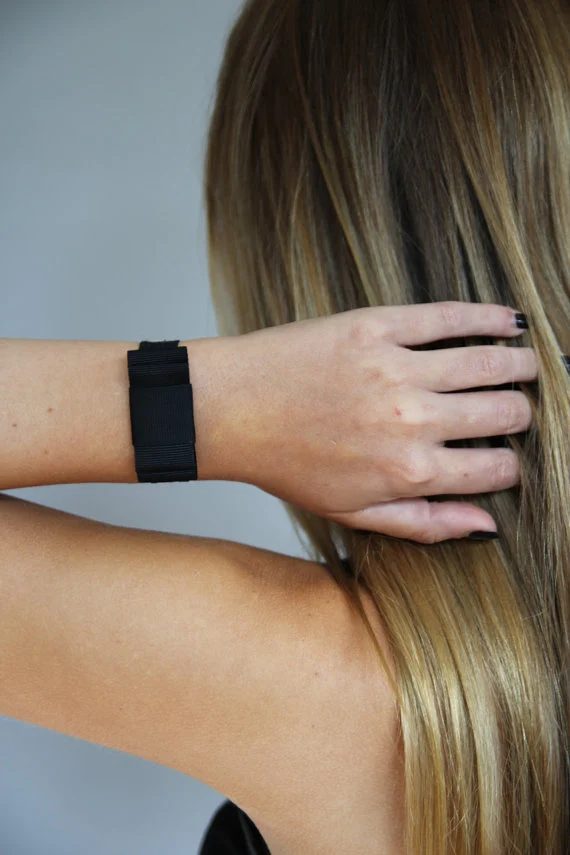 Do you always wear your hair ties around your wrist in case of a hair emergency? Try these 12 hair ties that double as bracelets for a more stylish look! 12 clearly-Cute Hair Ties 