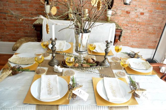Thanksgiving is a time to be with family and to enjoy a wonderful meal together. Help to set the mood with a striking Thanksgiving tablescape. Here are 14 straightforward Thanksgiv