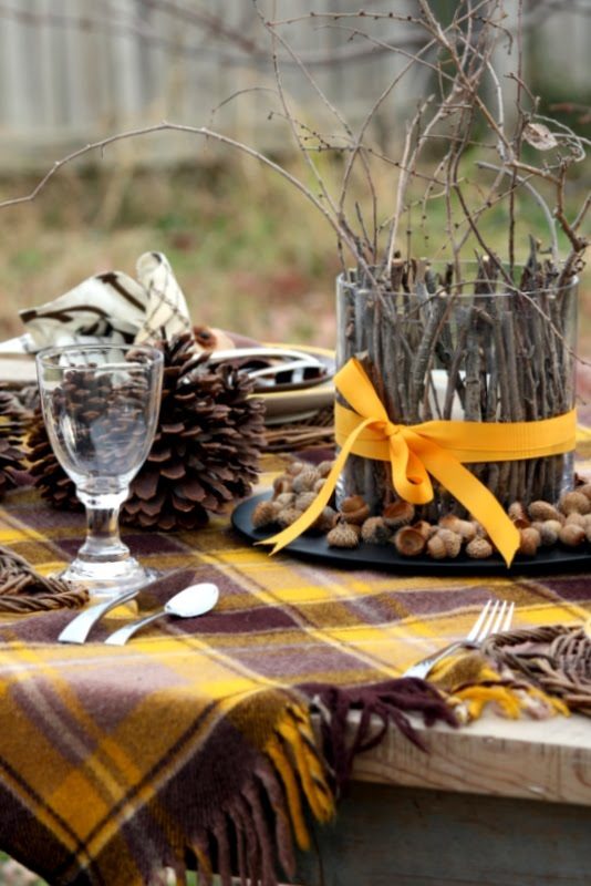 Thanksgiving is a time to be with family and to enjoy a wonderful meal together. Help to set the mood with a striking Thanksgiving tablescape. Here are 14 straightforward Thanksgiv