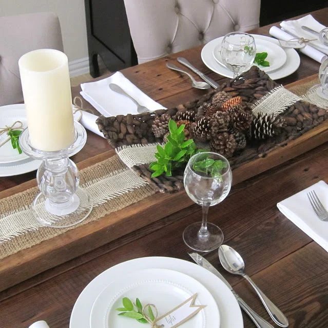 Thanksgiving is a time to be with family and to enjoy a wonderful meal together. Help to set the mood with a striking Thanksgiving tablescape. Here are 14 straightforward Thanksgiv