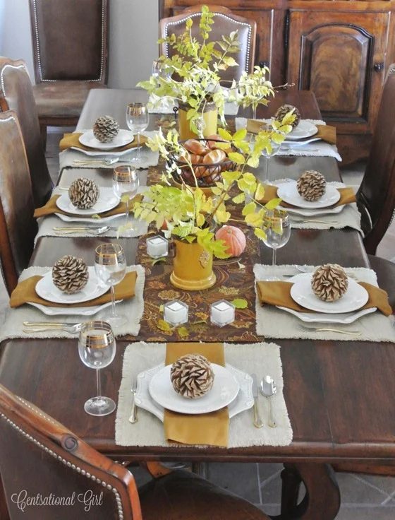 Thanksgiving is a time to be with family and to enjoy a wonderful meal together. Help to set the mood with a striking Thanksgiving tablescape. Here are 14 straightforward Thanksgiv