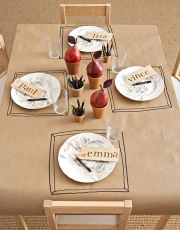 Thanksgiving is a time to be with family and to enjoy a wonderful meal together. Help to set the mood with a striking Thanksgiving tablescape. Here are 14 straightforward Thanksgiv