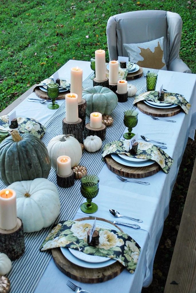 Thanksgiving is a time to be with family and to enjoy a wonderful meal together. Help to set the mood with a striking Thanksgiving tablescape. Here are 14 straightforward Thanksgiv