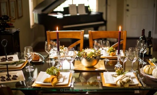 Thanksgiving is a time to be with family and to enjoy a wonderful meal together. Help to set the mood with a striking Thanksgiving tablescape. Here are 14 straightforward Thanksgiv