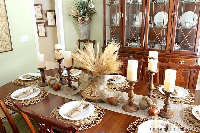 Thanksgiving is a time to be with family and to enjoy a wonderful meal together. Help to set the mood with a striking Thanksgiving tablescape. Here are 14 straightforward Thanksgiv