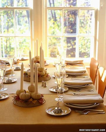 Thanksgiving is a time to be with family and to enjoy a wonderful meal together. Help to set the mood with a striking Thanksgiving tablescape. Here are 14 straightforward Thanksgiv