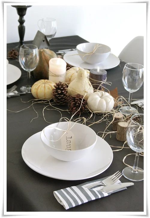 Thanksgiving is a time to be with family and to enjoy a wonderful meal together. Help to set the mood with a striking Thanksgiving tablescape. Here are 14 straightforward Thanksgiv