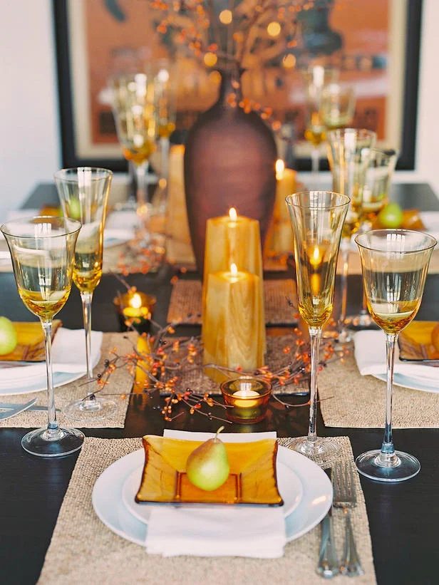 Thanksgiving is a time to be with family and to enjoy a wonderful meal together. Help to set the mood with a striking Thanksgiving tablescape. Here are 14 straightforward Thanksgiv