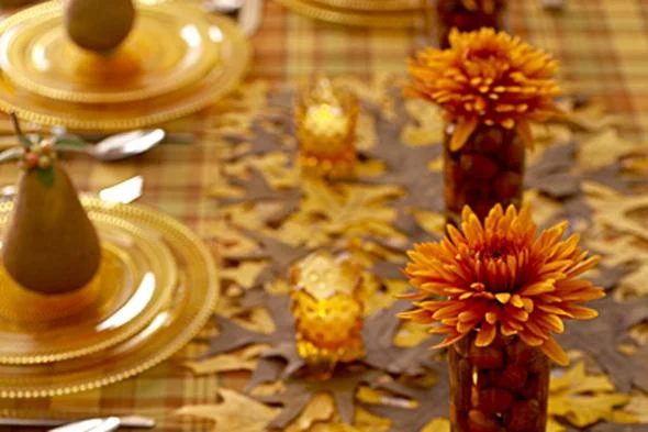 Thanksgiving is a time to be with family and to enjoy a wonderful meal together. Help to set the mood with a striking Thanksgiving tablescape. Here are 14 straightforward Thanksgiv