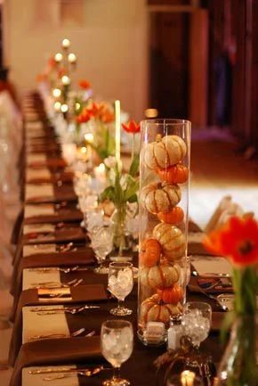 Thanksgiving is a time to be with family and to enjoy a wonderful meal together. Help to set the mood with a striking Thanksgiving tablescape. Here are 14 straightforward Thanksgiv