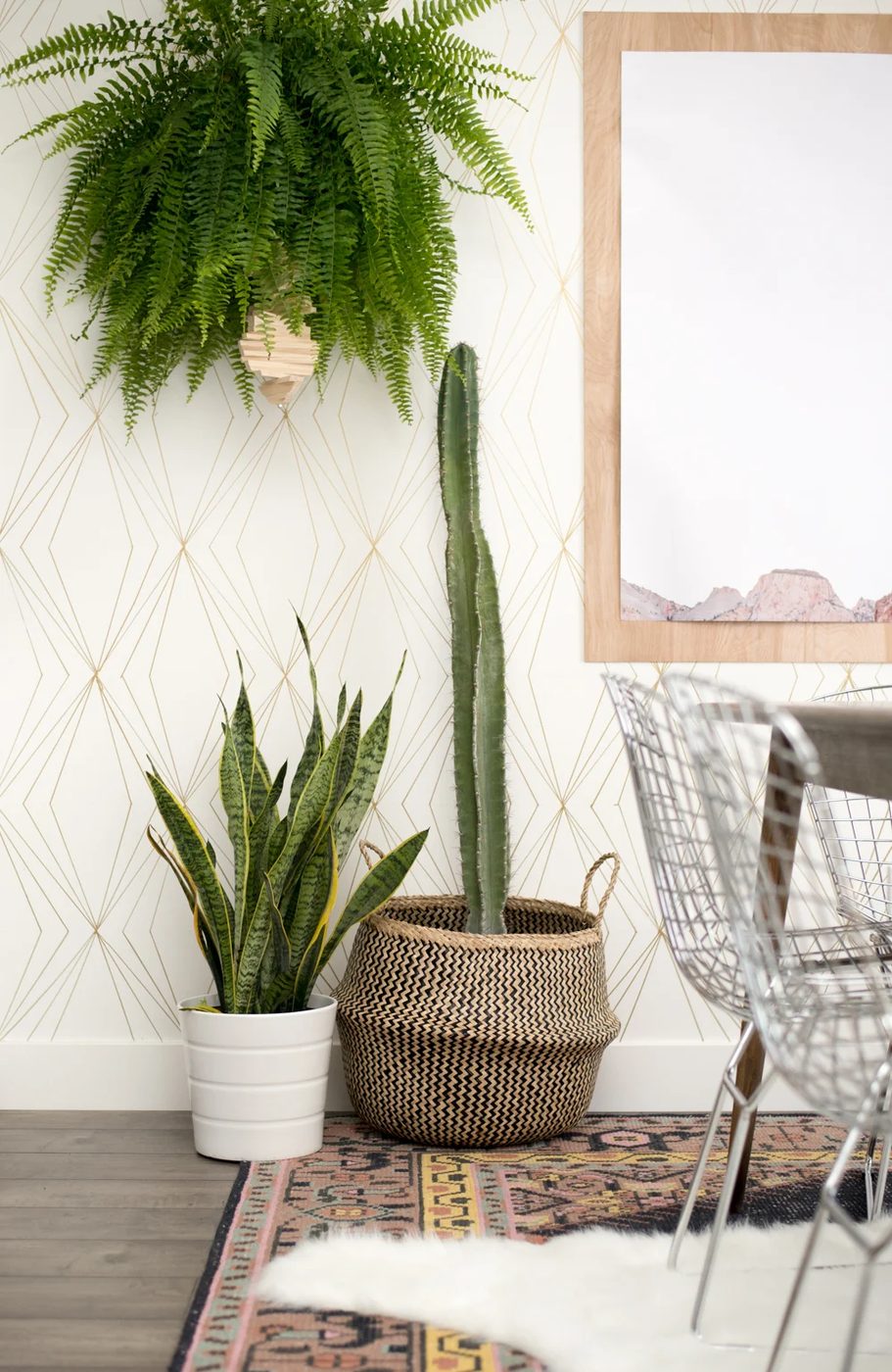 Get a fun interior look by using paint pens and one of our 15 memorable Handmade Sharpie Walls featured on Bekob.com