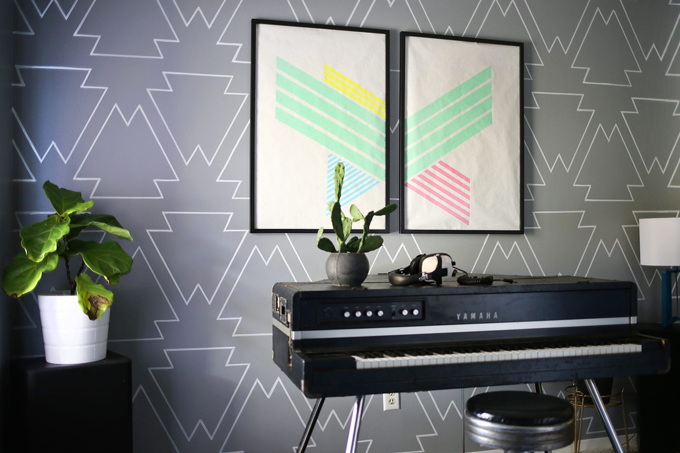 Get a fun interior look by using paint pens and one of our 15 memorable Handmade Sharpie Walls featured on Bekob.com