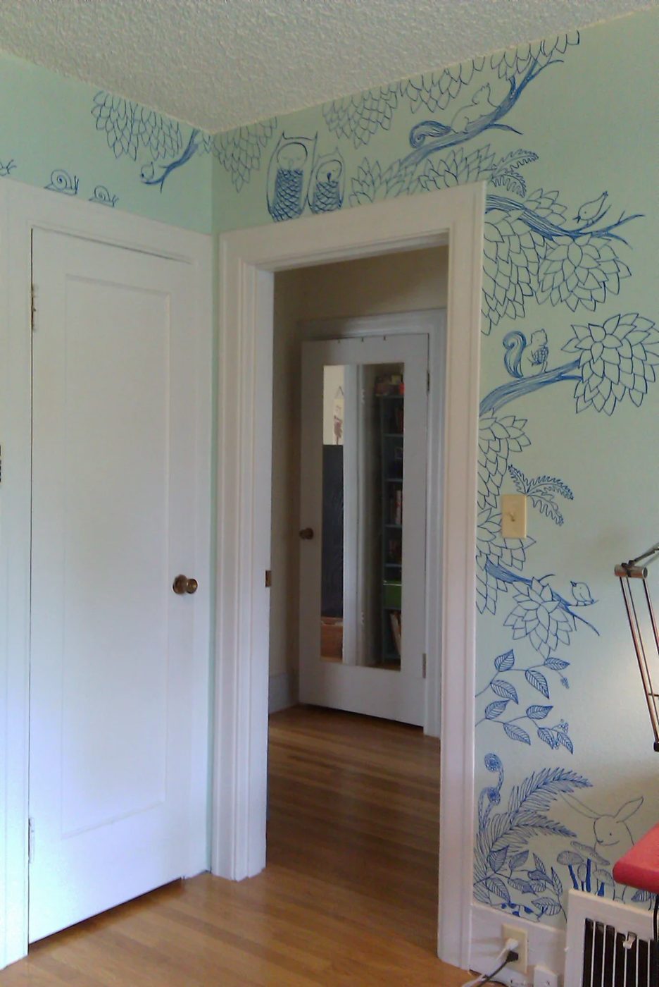 Get a fun interior look by using paint pens and one of our 15 memorable Handmade Sharpie Walls featured on Bekob.com