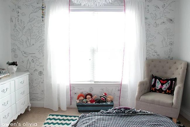 Get a fun interior look by using paint pens and one of our 15 memorable Handmade Sharpie Walls featured on Bekob.com