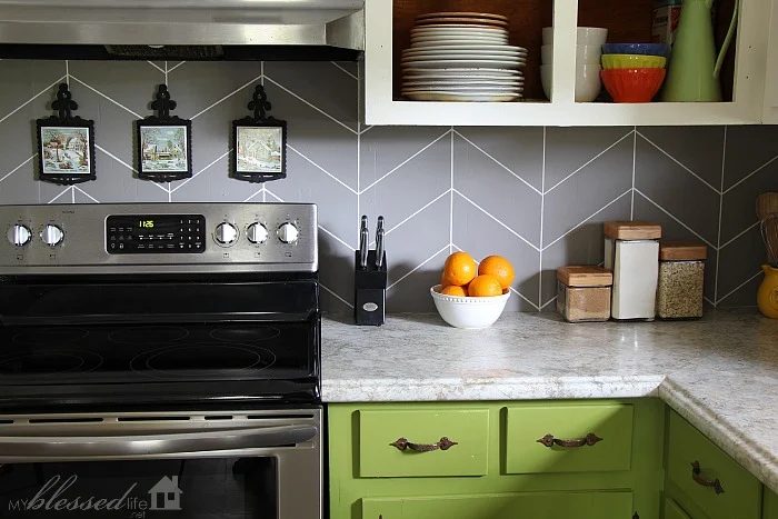 In need of a new kitchen backsplash but don’t want to spend a lot of money or time? Here are 15 solid Handmade kitchen backsplash options you can try! 15 Handmade Kitchen Backsplas
